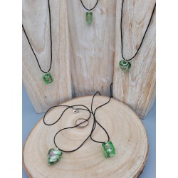 Collier à pendentif vert